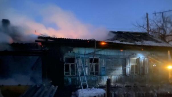 Труп 61-летней женщины вынесли из горящего дома в Новосибирской области
