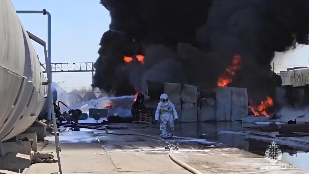 Техногенный пожар на складе в Омске. Как это было