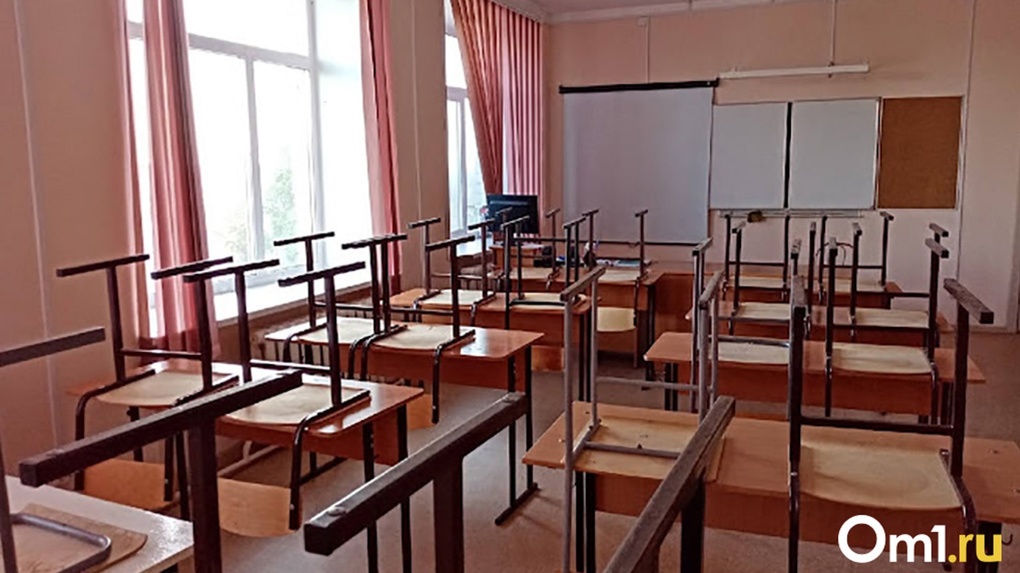 «Подождите холодов и не будет капать»: омские школьники пожаловались на протекающий потолок в кабинете физики - ВИДЕО