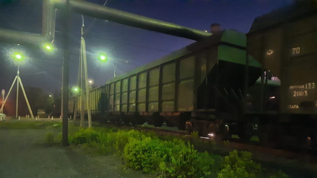Упавшему на пути железнодорожнику в Омске поездом отрезало ноги