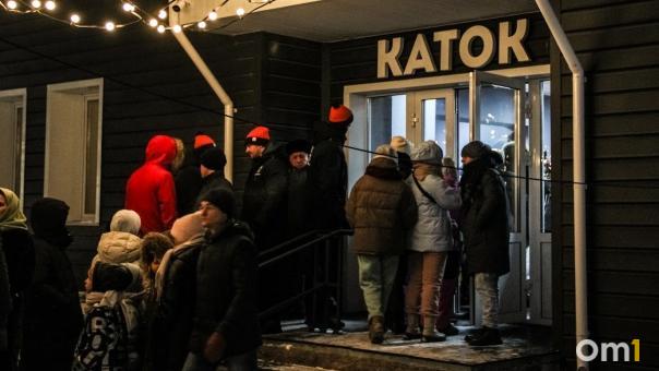 Вслед за парком аттракционов в Омске закрыли самый большой городской каток