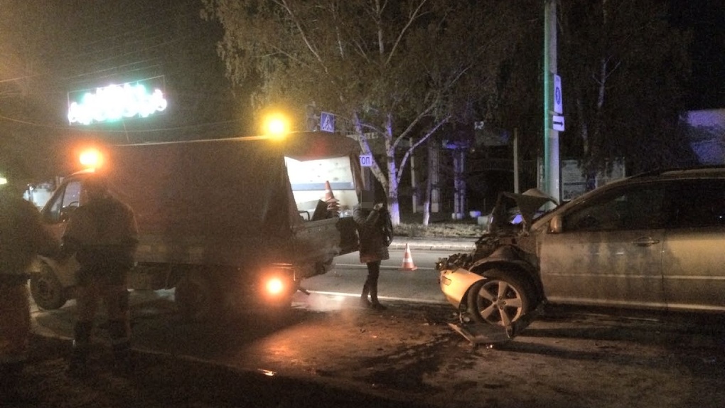 Ночью в Омске по вине пьяной автомобилистки пострадал дорожный рабочий