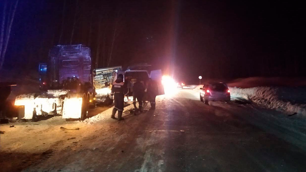 Мужчина погиб на месте при столкновении двух грузовиков на трассе под Новосибирском
