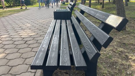 Сбер установил в Сибирских городах скамейки и урны из переработанного пластика