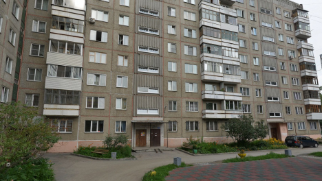 Трупный запах в подъезде: в новосибирском доме не убирают последствия трагедии