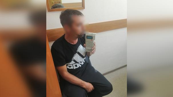 Омский водитель сбил пешехода, а после этого снёс столб и забор