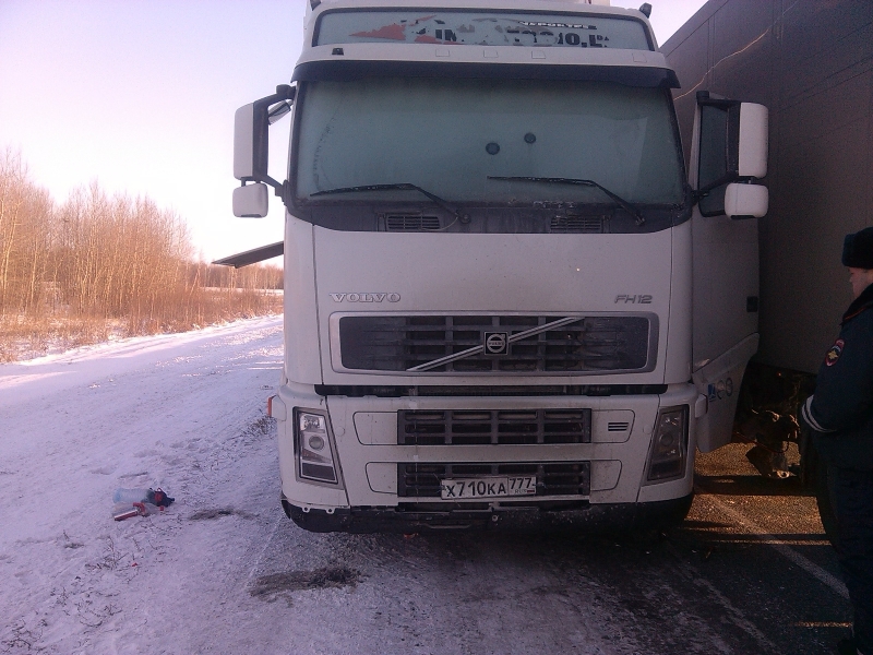На трассе в Омской области полицейские нашли замерзшую фуру без водителя