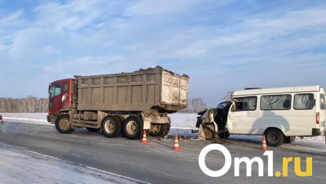 Трагедия на трассе Омск — Тара: маршрутка столкнулась с грузовиком