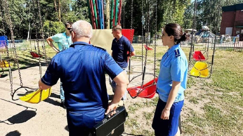 Омские прокуроры выявили более 50 нарушений в сфере услуг для несовершеннолетних