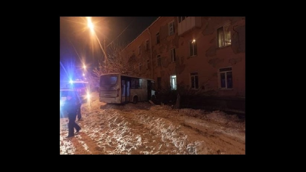 В Омске разыскивают мужчину, который на угнанном автобусе врезался в жилой дом
