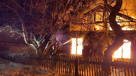 Губернатор Омской области выехал на место пожара, где погибла мать с тремя детьми