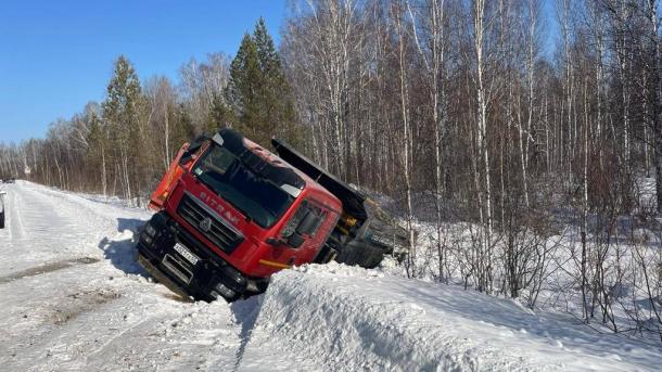 На омской трассе случилось смертельное ДТП с большегрузом — погиб молодой пассажир