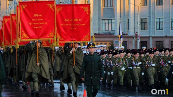 Радуга и строевой шаг: в Омске прошла генеральная репетиция парада