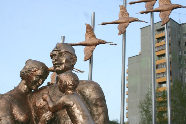 В Омске появился памятник семье фронтовика