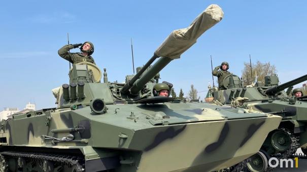 Российские военные стягивают технику к линии фронта в ДНР