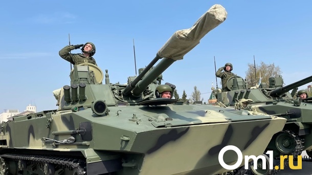 Российские военные стягивают технику к линии фронта в ДНР
