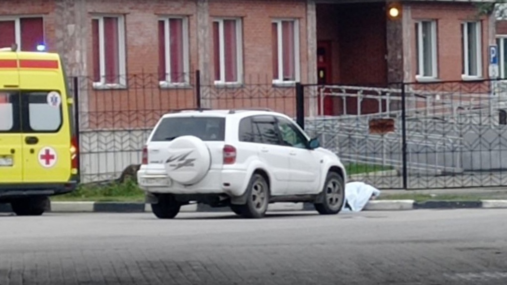 Раскрыли подробности смерти водитель кроссовера Toyota RAV4 на АЗС в Новосибирске