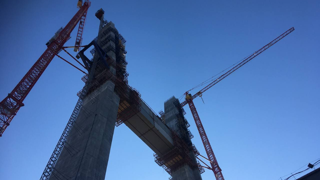 В Новосибирске строители покрасят 114-метровый пилон четвёртого моста