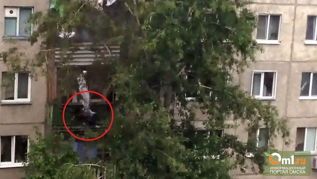 В Омске женщина упала с крыши пятиэтажного дома