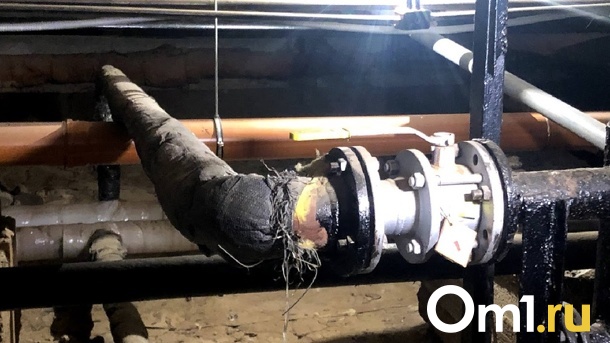 Как в бане. Подъезд омского дома заволокло паром из-за прорванных труб