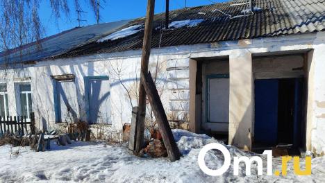 «Дыры такие, что медведь пролезет»: как живут омичи из дома с рухнувшей крышей