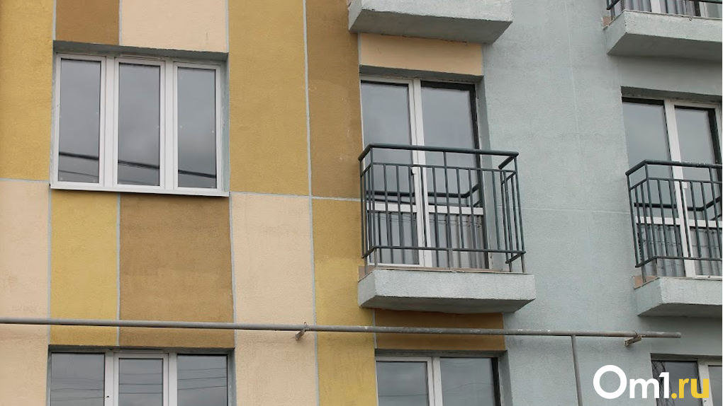 Пожарные спасли запертого ребёнка на балконе 8 этажа в Новосибирске