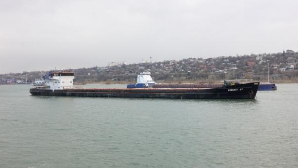 Грузовое судно «Омский-117» село на мель по пути в Иран