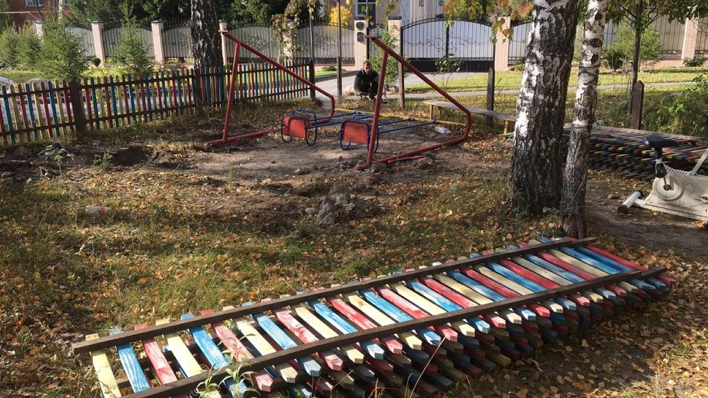 Детскую площадку снесли в новосибирском Академгородке и отдали жильцам таунхаусов