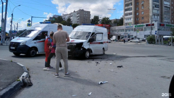 Машина скорой помощи попала в ДТП возле станции метро «Золотая Нива» в Новосибирске