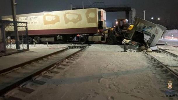В Омске после ДТП у большегруза оторвало кабину