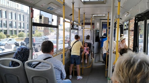 Не уступил место: два омича подрались в автобусе