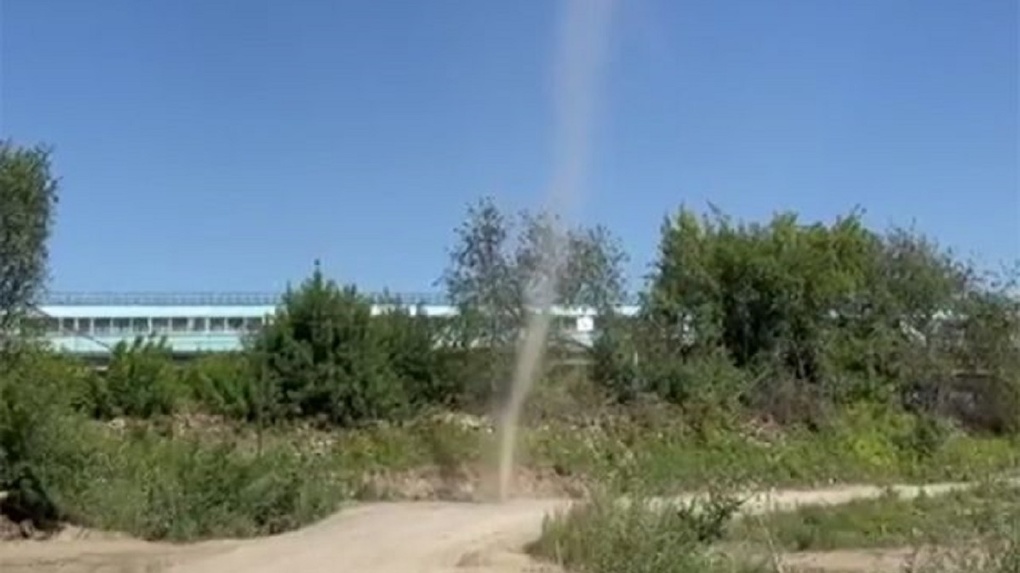 Пылевой смерч зафиксировали в Новосибирске (видео)