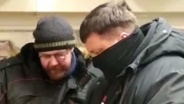 Участника пикета в поддержку экс-губернатора Харабовского края задержали из-за неоплаченных штрафов