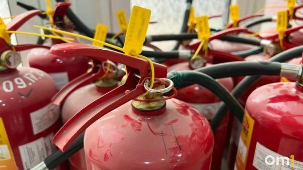 Из автобуса на стоянке в новосибирском Толмачёво повалил дым