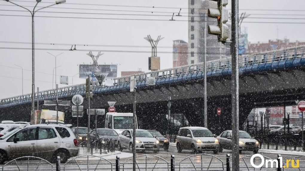 Из-за снегопада в Омске резко подскочили цены на такси