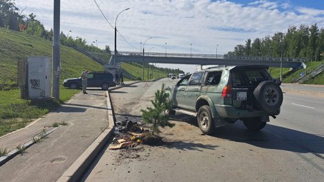 В Новосибирске при ДТП на Бугринском мосту перевернулся внедорожник с казахстанскими номерами