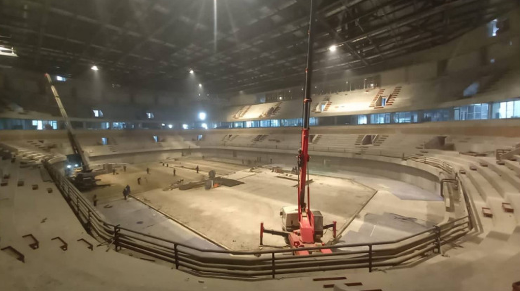 Многослойную кровлю начали монтировать на новой ледовой арене в Новосибирске. ФОТО