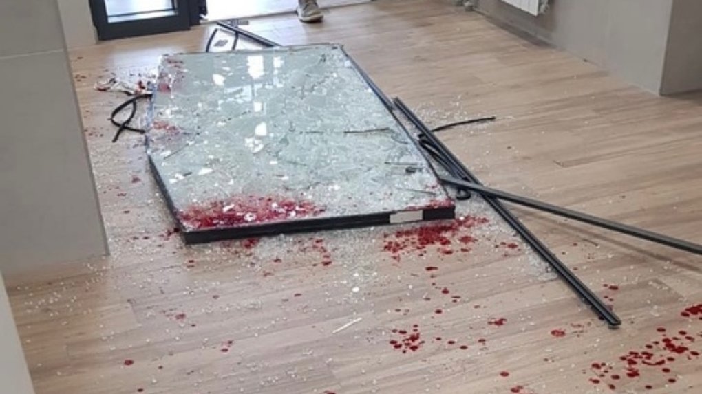 «Пусть накажут ответственных»: во время грозы в Новосибирске стеклянная дверь упала на мужчину и ребёнка