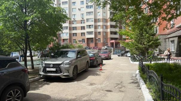 Восьмилетняя девочка пострадала в Новосибирске после наезда Toyota RAV4 во дворе