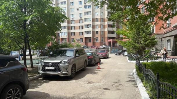 Восьмилетняя девочка пострадала в Новосибирске после наезда Toyota RAV4 во дворе