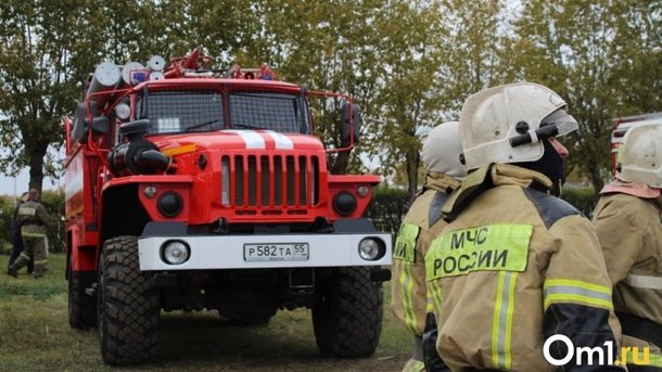 В Омске в Порт-Артуре загорелся двухквартирный дом