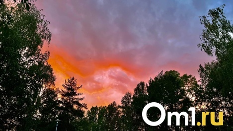 Оранжевые облака, разрезанные молниями, повисли над Омском - ФОТО
