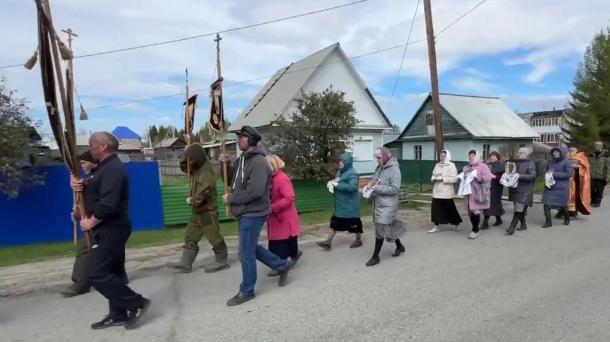 В Усть-Ишиме провели ещё один крестный ход за спасение от паводка