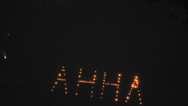 Новосибирцы из 130 свечей выложили на льду послание космонавтке Анне Кикиной