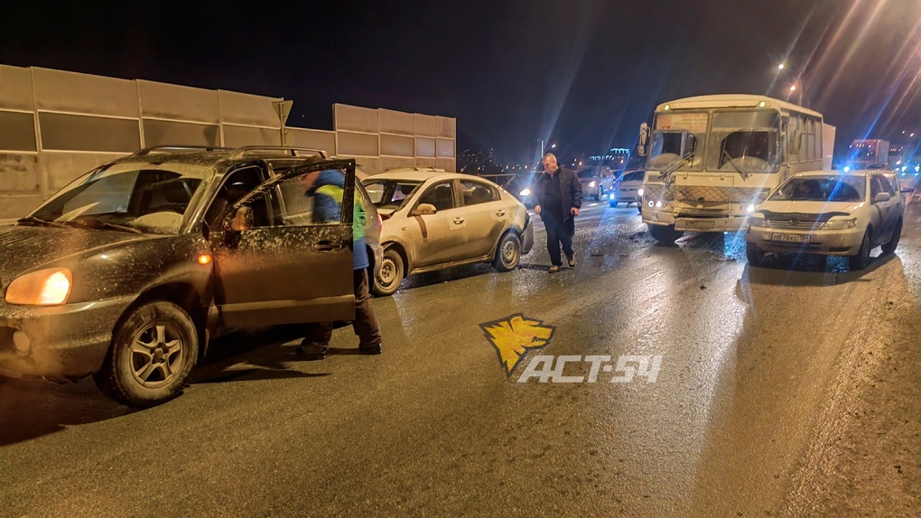 Пять машин и автобус столкнулись на Бугринском мосту в Новосибирске