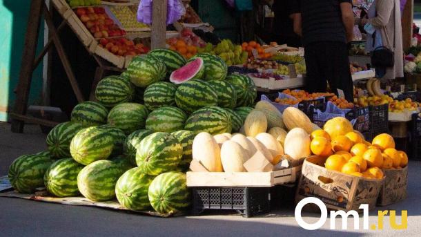 Омичам рассказали, как правильно выбирать арбузы и дыни