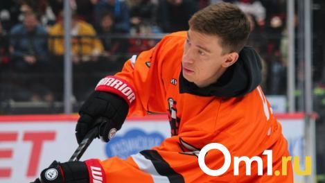 «Я за это деньги получаю». Шайба рассекла губу омскому капитану Шарипзянову