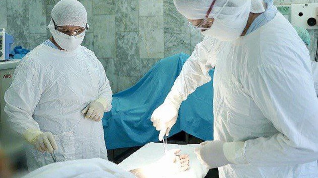 Омские медики спасли руку от ампутации 90-летней пенсионерке
