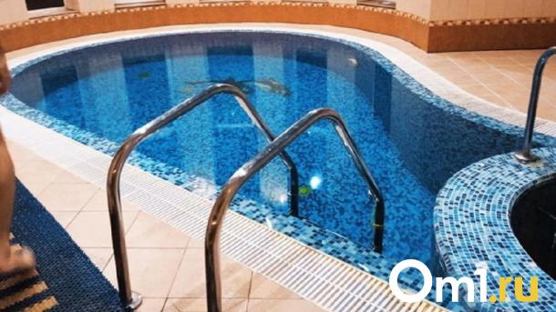 Омичка сломала ногу в бассейне и взыскала с аквапарка 350 тысяч рублей