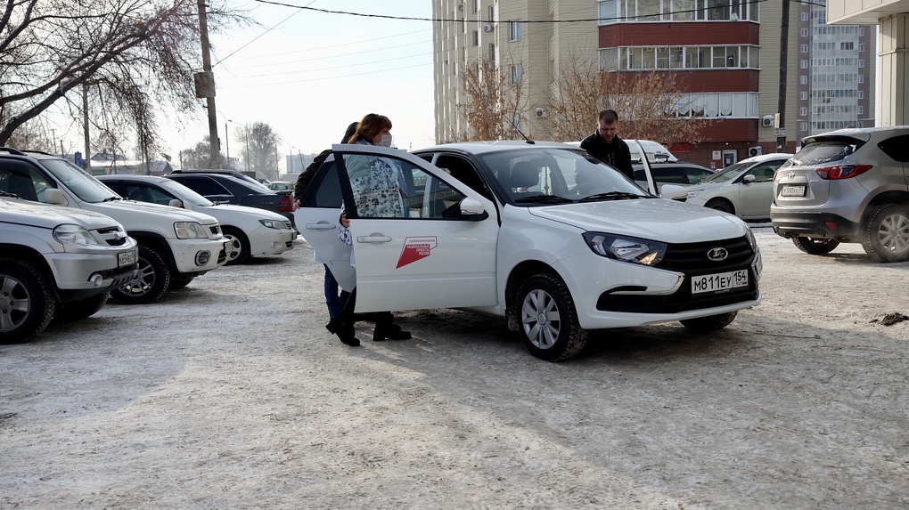 Для паллиативной службы Новосибирской области приобрели три новых автомобиля «Лада Гранта»